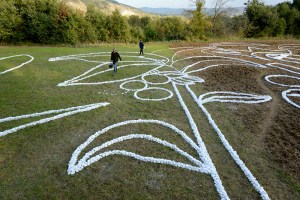 No Man's Land, alberi di noce e studenti - Loreto Aprutino (PE) - ph. Gino Di Paolo - www.fondazionearia.it