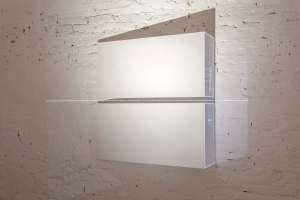 Minus.log, Cure 01, 2015, scultura audio visiva, un elemento in legno, garza, tela e colla vinilica cm 150x50x5, un elelmento in legno e tempera bianca 90x40x40cm, video 5’:00” loop, proiettore, sound,dimensionitotali cm 323,5x180, Courtesy Galleria Bianconi