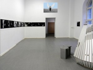 Gisela Weimann (Berlino) Videoistallazione con film da muro di 6 metri per “Welcome to Futuristan”, Kunstquartier Bethanien, Berlino 2016