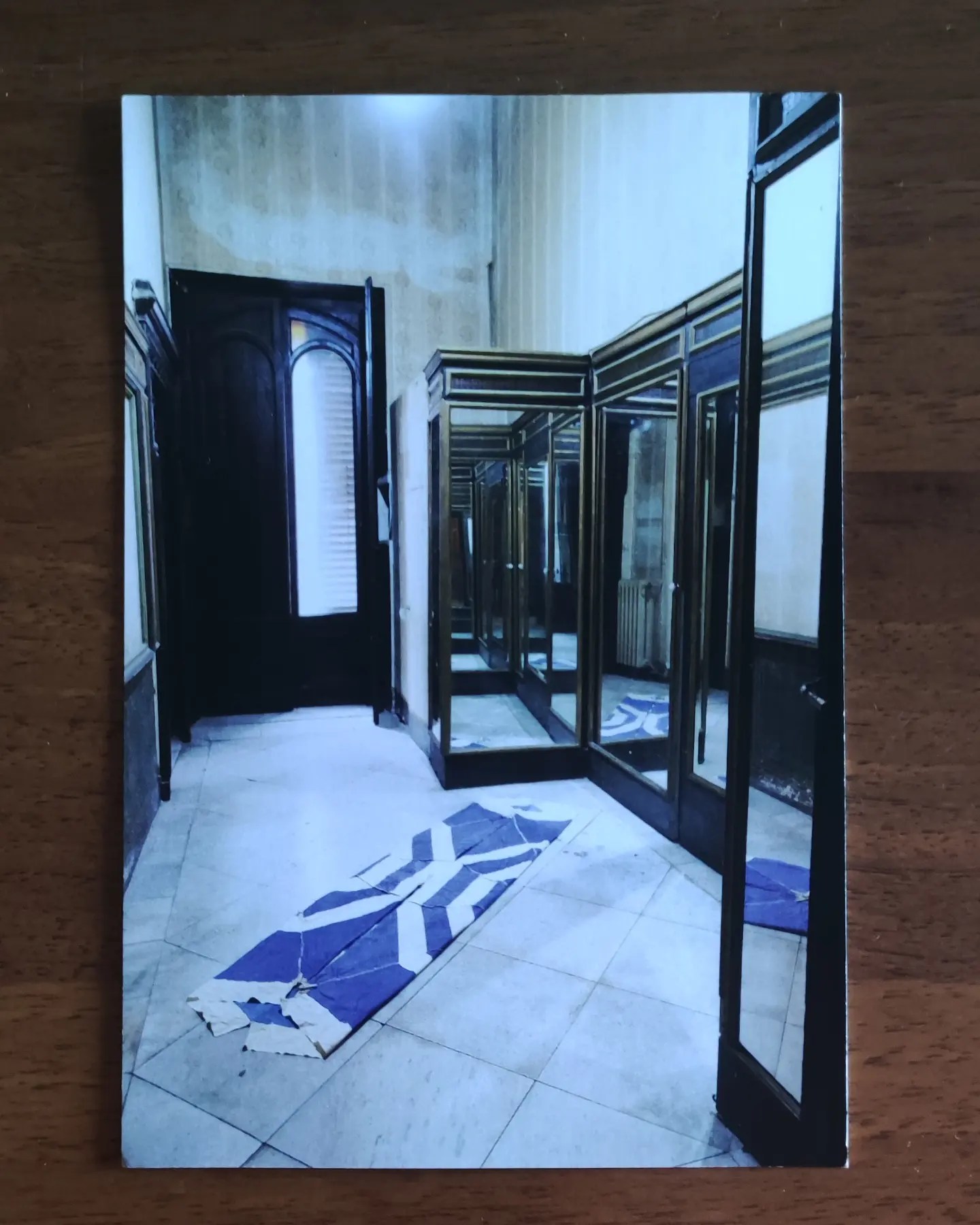 Giovanni Termini, Piega contro Piega (Telo per ombrellone da mare, 2023) a cura di Senzabagno - ph. Amalia Temperini