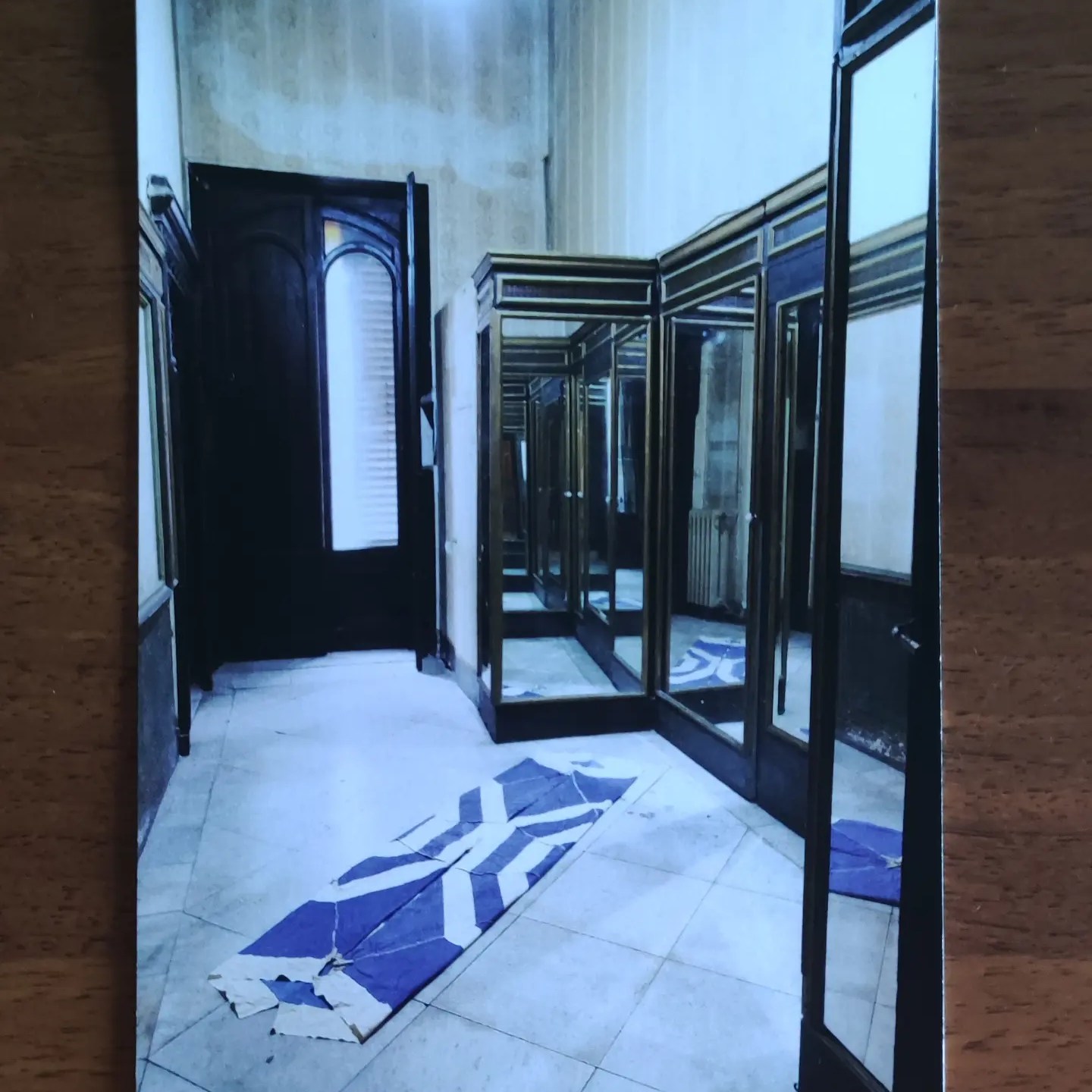 Giovanni Termini, Piega contro Piega (Telo per ombrellone da mare, 2023) a cura di Senzabagno - ph. Amalia Temperini