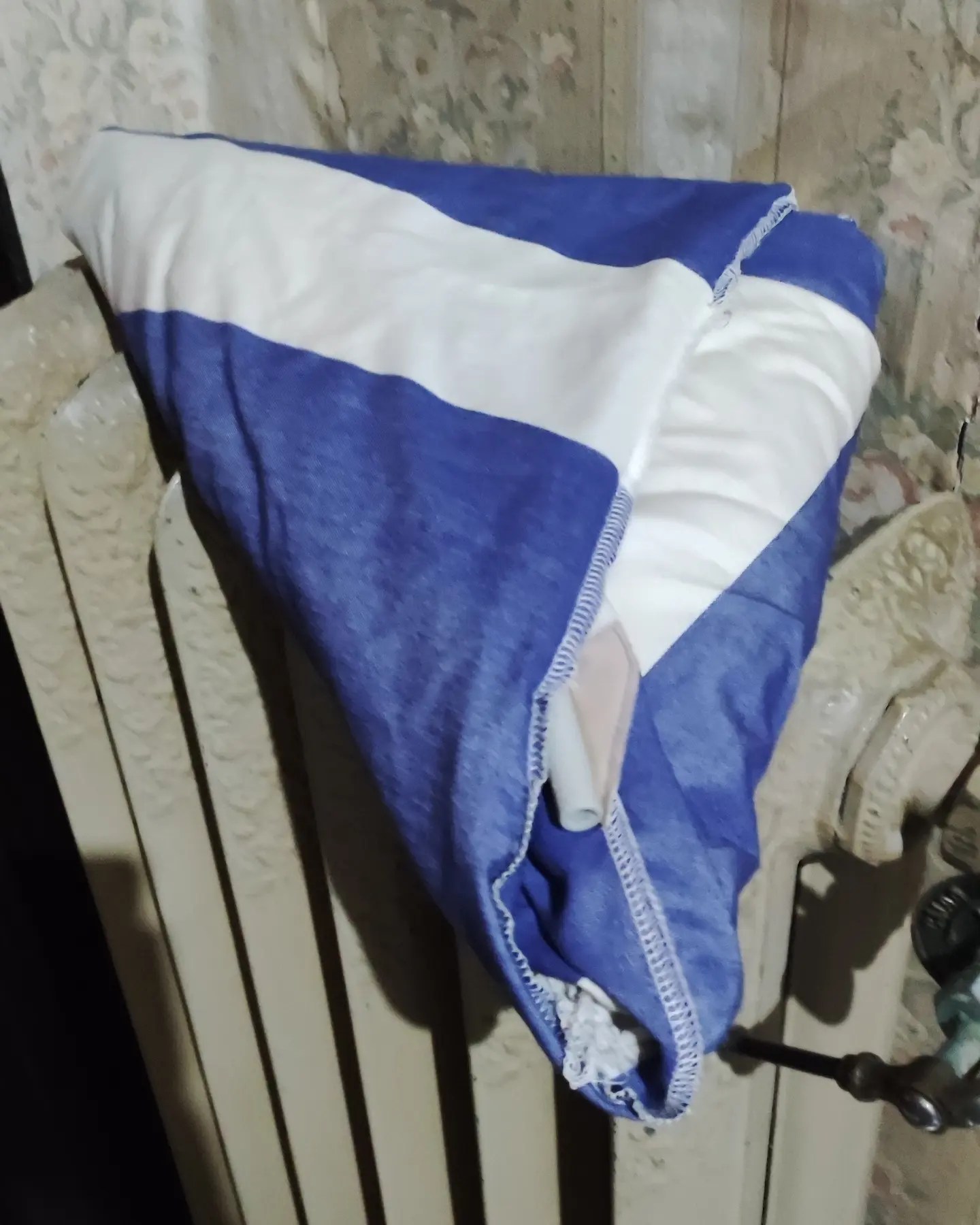 Giovanni Termini, Piega contro Piega (Telo per ombrellone da mare, 2023) a cura di Senzabagno - ph. Amalia Temperini