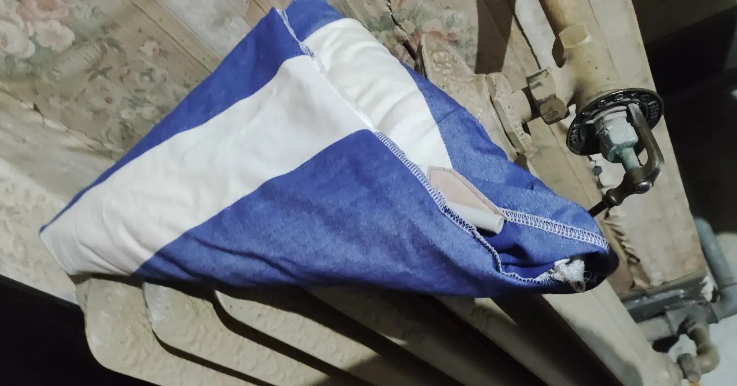 Giovanni Termini, Piega contro Piega (Telo per ombrellone da mare, 2023) a cura di Senzabagno - ph. Amalia Temperini