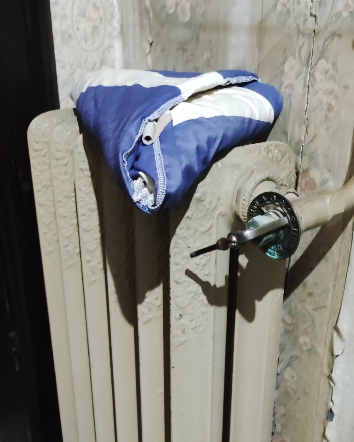 Giovanni Termini, Piega contro Piega (Telo per ombrellone da mare, 2023) a cura di Senzabagno - ph. Amalia Temperini