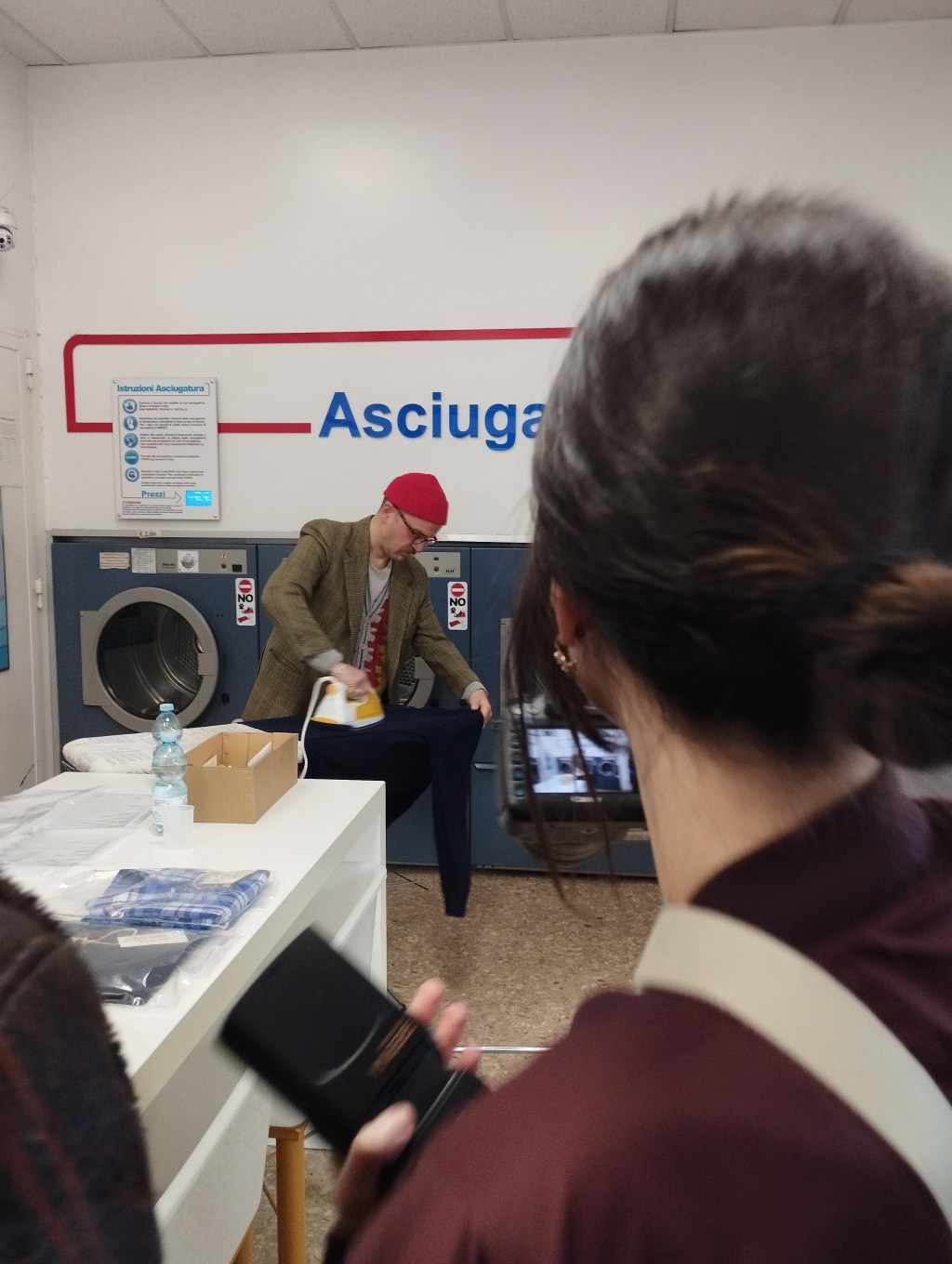 Dress code. La performance di Giuseppe De Mattia da Celeste Kunst, Lavapiù – Teramo&nbsp;#arte