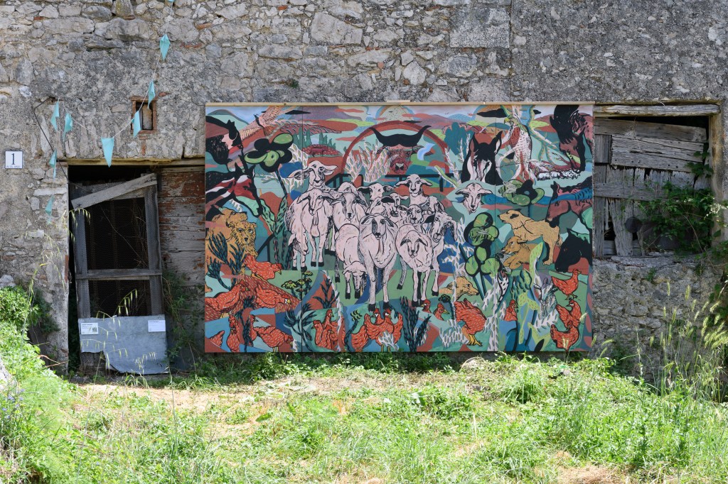 14- Giulia Mangoni, Arrivano le pecore (tramonto a Pereto), 2023, acrilico su tavola, 210 x 320 cm Installation view a Straperetana 2023, ULTRAMODERNE, Pereto (AQ) Courtesy l’Artista - ph. Giorgio Benni