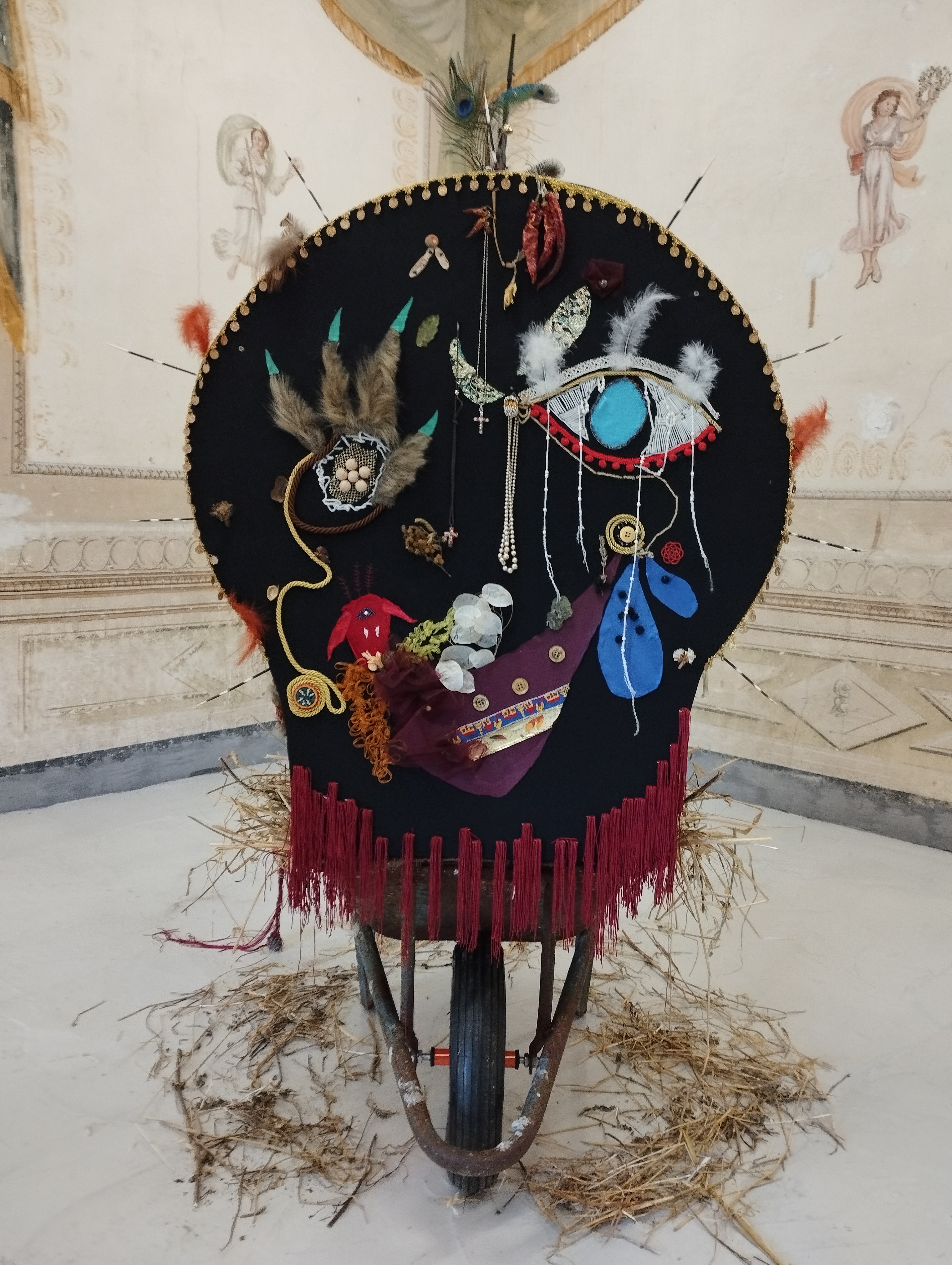 3. Beatrice Celli, Sorella Carovana, 2019, tessuto, legno, nastri, piume, ceramica, rosario, fiori, piume di pavone, decorazioni varie - courtesy l'artista - ph. Amalia Temperini
