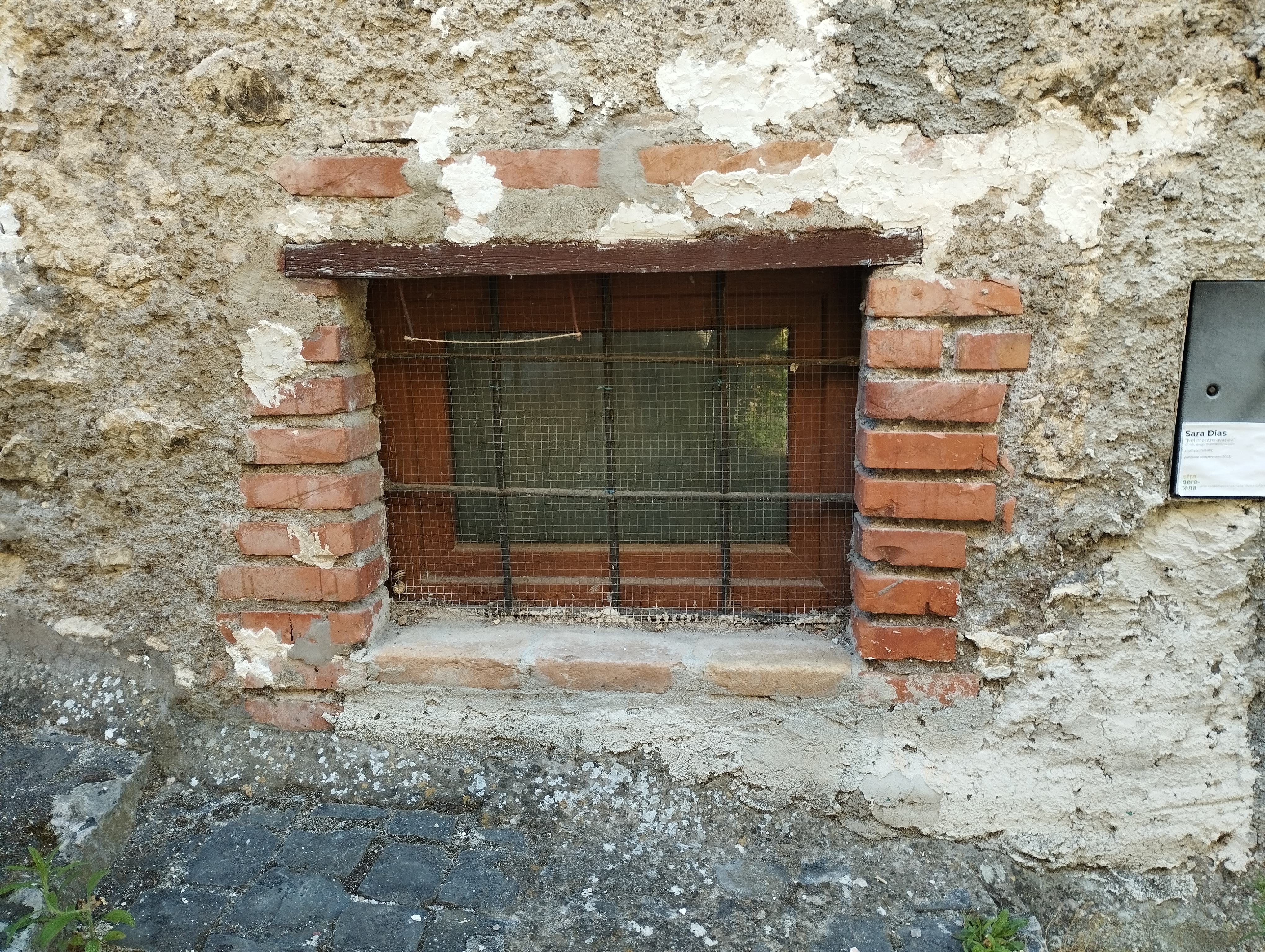 Sara Dias, Nel mentre avanzo, 2023, chiodi, spago, dimensioni variabili, sedi varie, courtesy l'artista, ph. Amalia Temperini