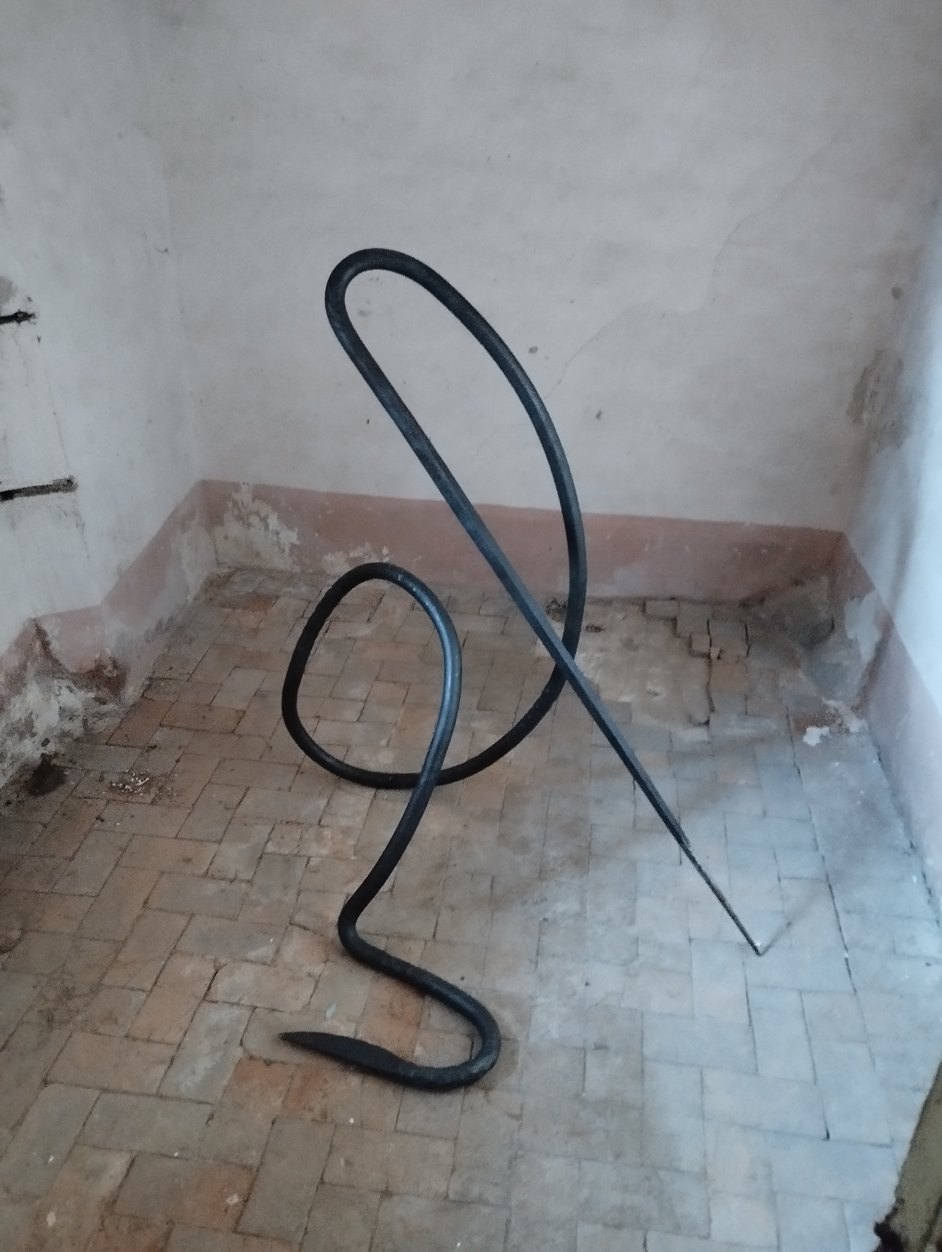 15- Lulù Nuti, Egli danza, prima posizione, 2023, ferro forgiato, 200 x 200 x 80 cm c.a. Installation view a Straperetana 2023, ULTRAMODERNE, Pereto (AQ) Courtesy Galleria Renata Fabbri, Milano -ph. Amalia Temperini