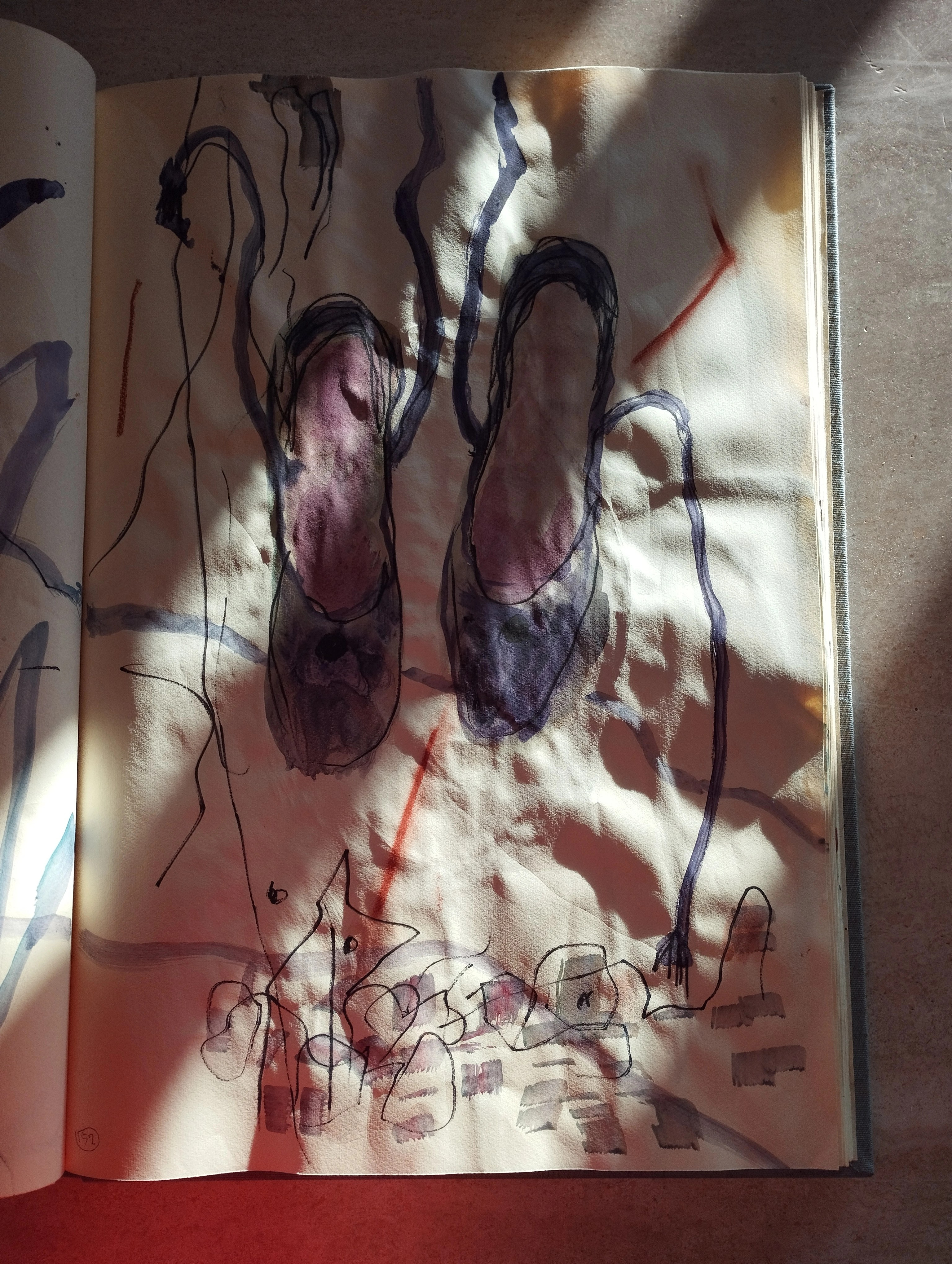 8- Elisa Montessori, Tutti i giorni, 2023, libro d’artista, 36,5 x 51,5 cm (chiuso), 36,5 x 75,5 cm (aperto) Il bosco di Dafne, 2023, pastelli su carta catramata, 124 x 101 cm Installation view a Straperetana 2023, ULTRAMODERNE, Pereto (AQ) Courtesy Galleria Monitor, Roma, Lisbona, Pereto (AQ), ph. Amalia Temperini