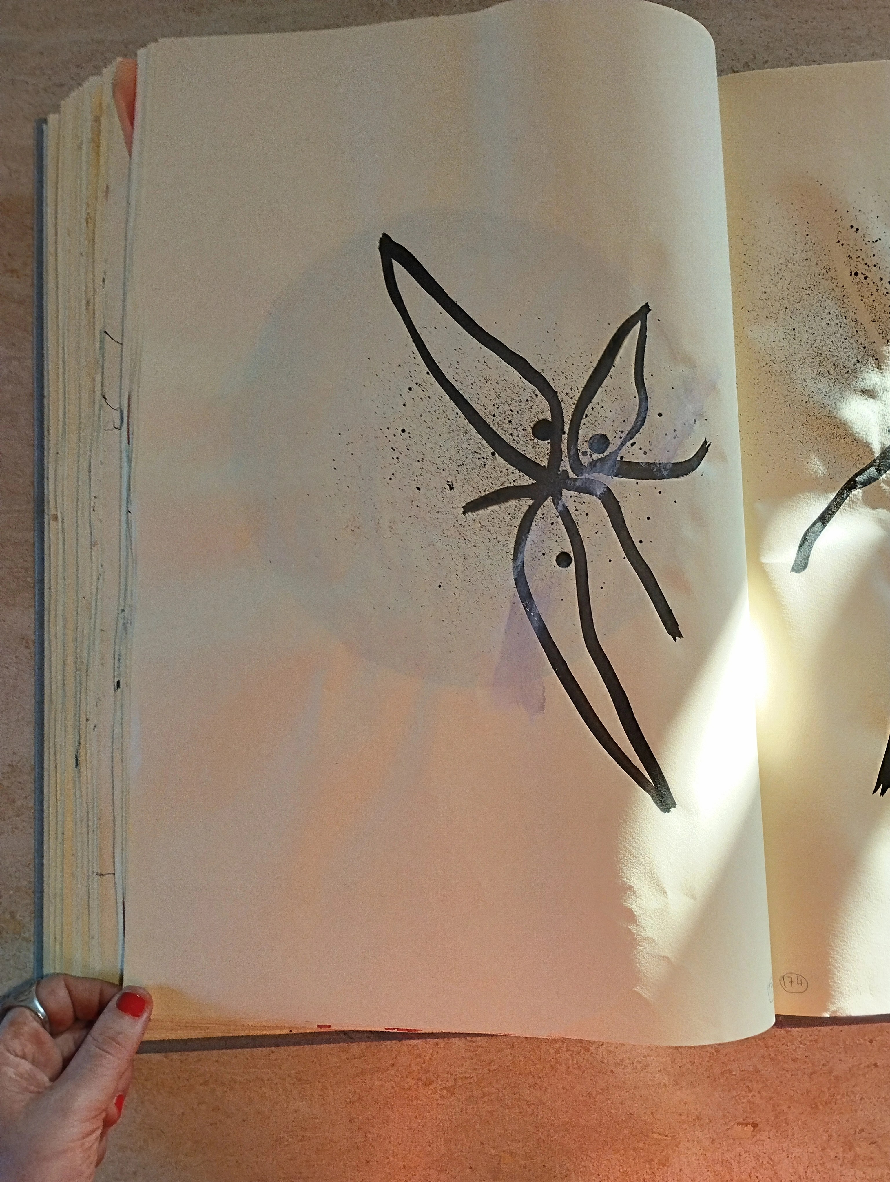 8- Elisa Montessori, Tutti i giorni, 2023, libro d’artista, 36,5 x 51,5 cm (chiuso), 36,5 x 75,5 cm (aperto) Il bosco di Dafne, 2023, pastelli su carta catramata, 124 x 101 cm Installation view a Straperetana 2023, ULTRAMODERNE, Pereto (AQ) Courtesy Galleria Monitor, Roma, Lisbona, Pereto (AQ), ph. Amalia Temperini