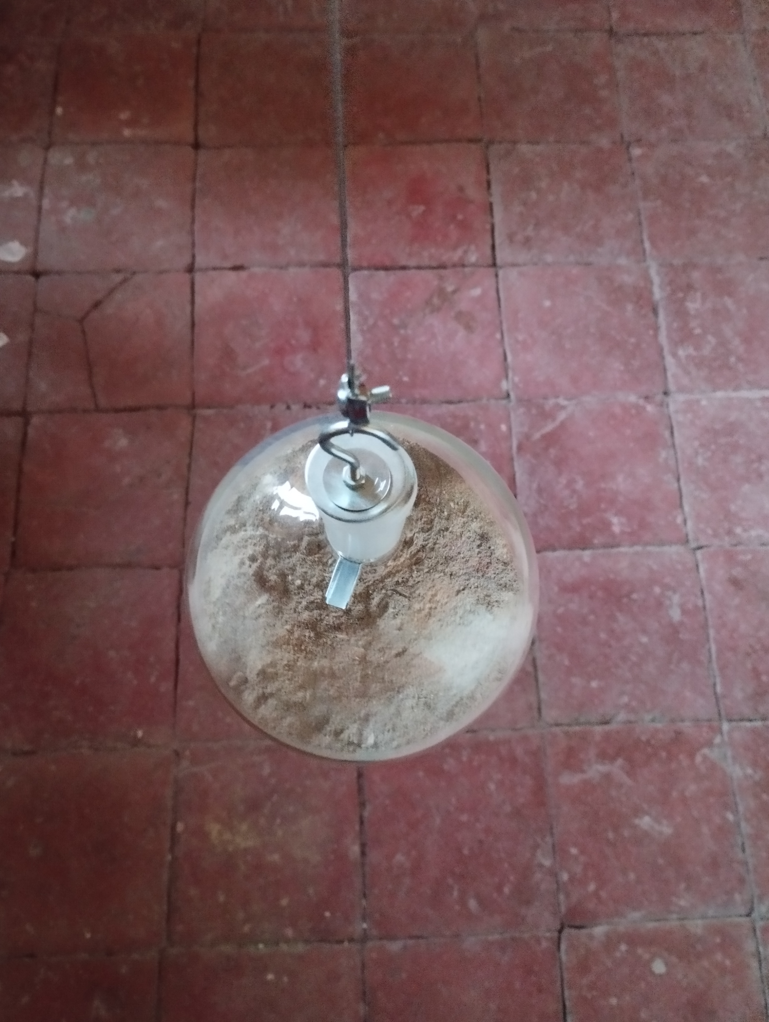 11- Satya Forte, Se non il vento, 2023, installazione site specific, polvere, ampolle, cavo d’acciaio, carrucola, dimensioni variabili Installation view a Straperetana 2023, ULTRAMODERNE, Pereto (AQ) Courtesy l’Artista - ph. Amalia Temperini