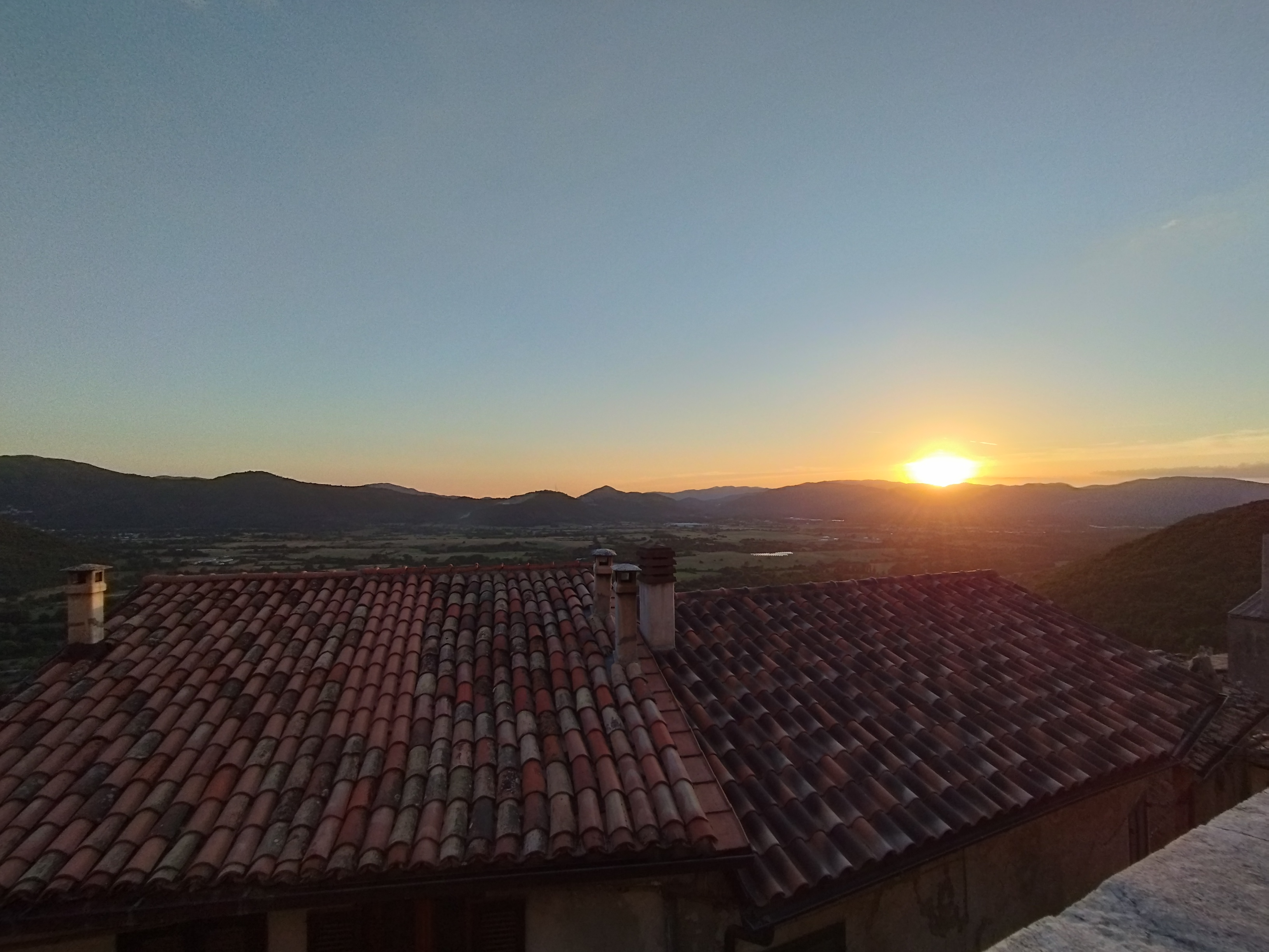 07 Ruth Beraha con Allison Grimaldi Donahue, I see you, 2021, binaural audio track 2’30’’, acciaio, cuffie, cuscino di velluto, Galleria delle Prigioni – Treviso Ph. Marco Pavan, Courtesy the artist ph. Amalia Temperini