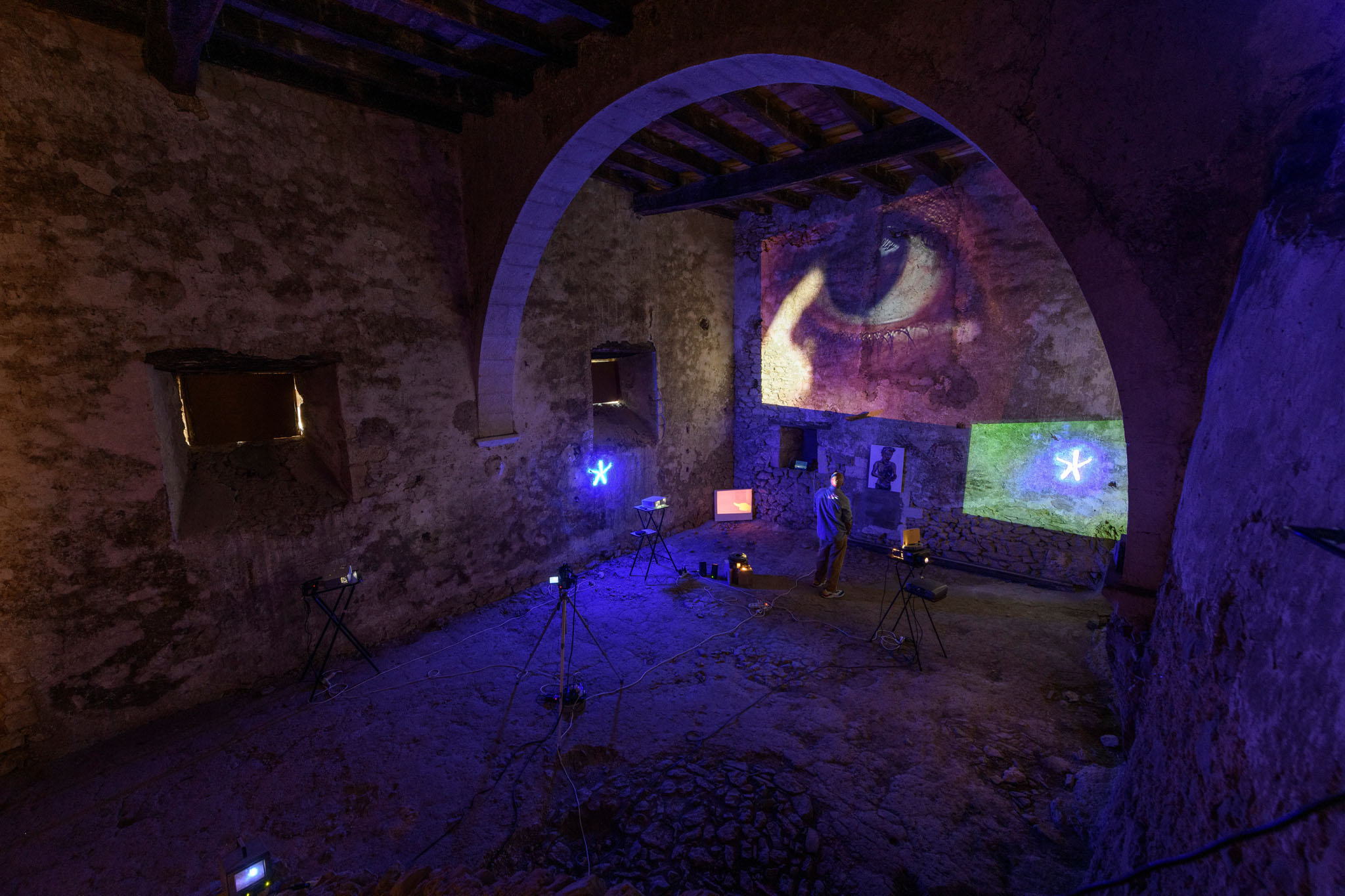 RICONDURRE LE COSE AD ESSERE IDEE, 2012 / 2023 (CIRCA / ABOUT) INSTALLAZIONE SITE SPECIFIC, DIMENSIONI VARIABILI, MATERIALI VARI, AUDIO DI GIANNI GARRERA SITE SPECIFIC INSTALLATION, VARIABILE DIMENSIONS, VARIOUS MATERIALS, AUDIO BY GIANNI GARRERA