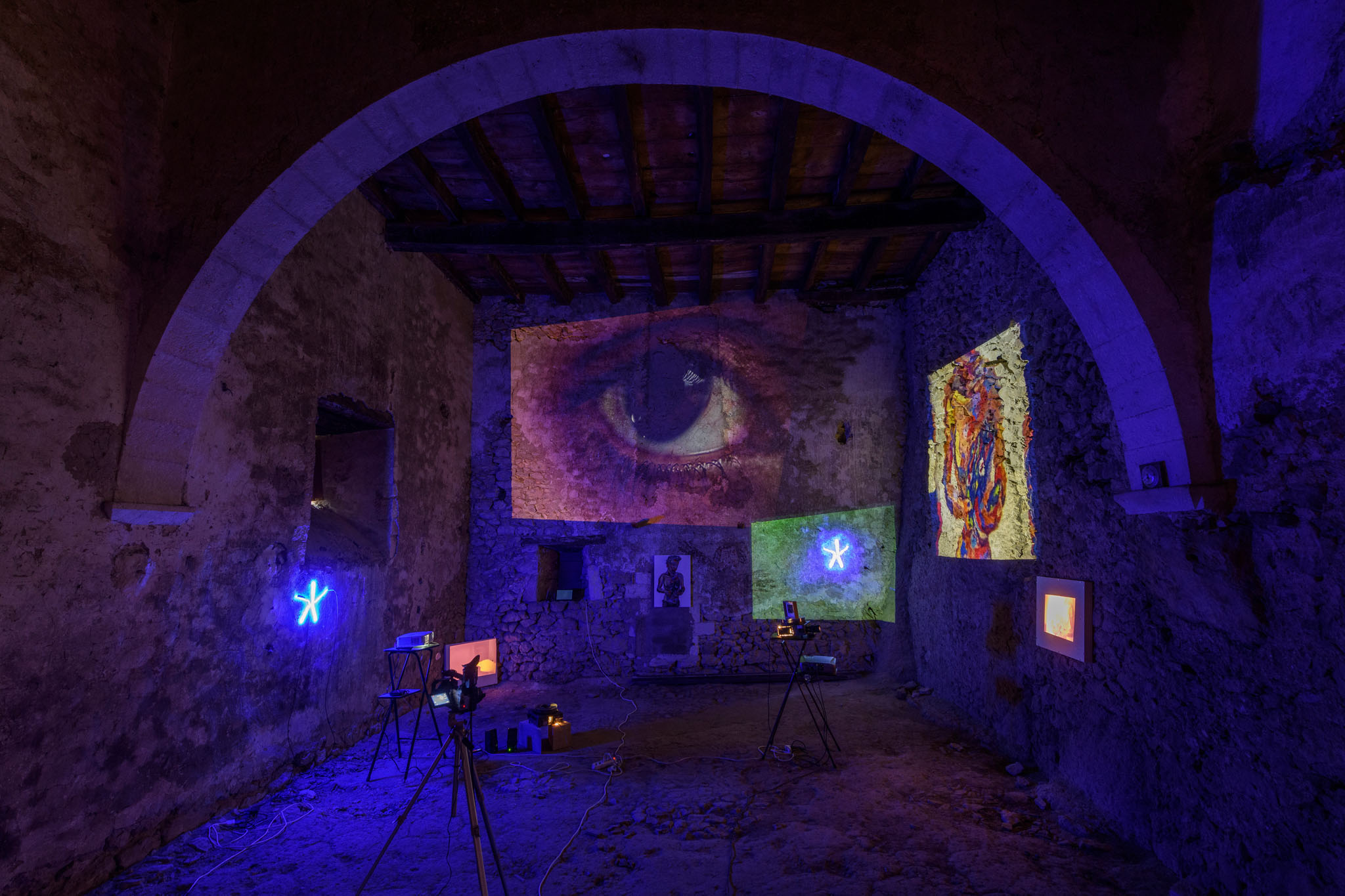 RICONDURRE LE COSE AD ESSERE IDEE, 2012 / 2023 (CIRCA / ABOUT) INSTALLAZIONE SITE SPECIFIC, DIMENSIONI VARIABILI, MATERIALI VARI, AUDIO DI GIANNI GARRERA SITE SPECIFIC INSTALLATION, VARIABILE DIMENSIONS, VARIOUS MATERIALS, AUDIO BY GIANNI GARRERA