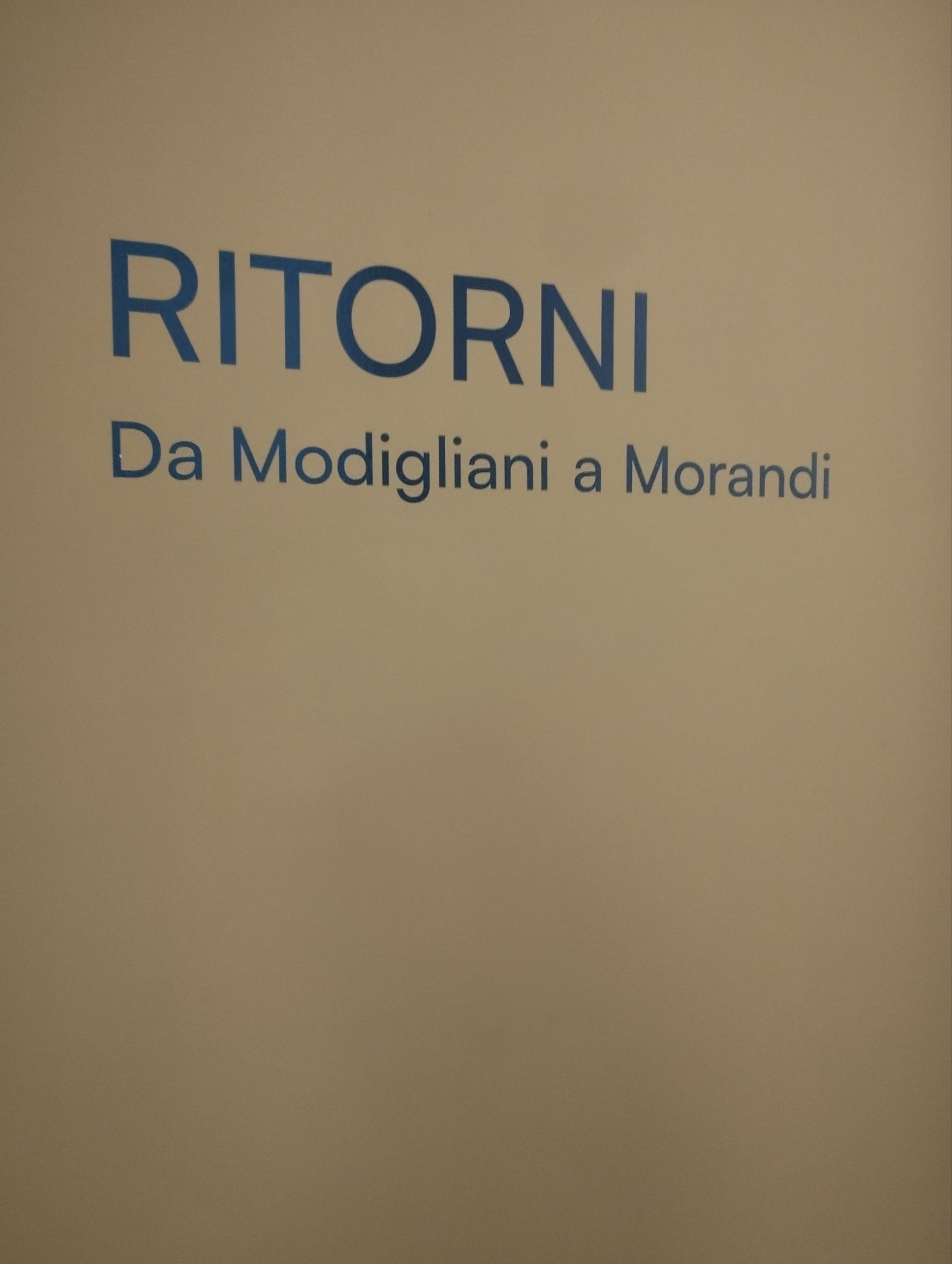 Manifesto - da Ritorni. Da Modigliani a Morandi - progetto di Sergio Risaliti a sua cura, di Eva Francioli e di Chiara Toti, Museo Novecento - Firenze - ph. Amalia Temperini